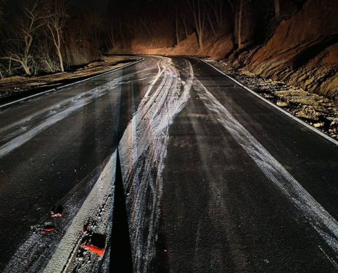 Автомобилист-вандал окрасил дорогу на острове Русском в белый цвет Автомобилист-вандал окрасил дорогу на острове Русском в белый цвет