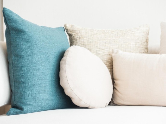 Заплатку для обивки вырезают больше отверстия на 3 — 4 мм