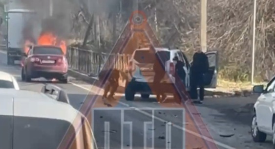 На трассе М-5 в Пензе автомобиль начал гореть после столкновения На трассе М-5 в Пензе автомобиль начал гореть после столкновения