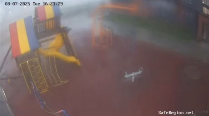 В Ярославле сильный ветер снес детский городок: видео