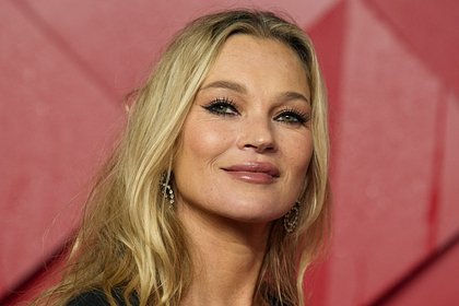 Кейт Мосс прогулялась по пляжу в трусах и с сумкой за 3,7 миллиона рублей