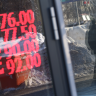 Банк России установил курс доллара ниже 77 рублей