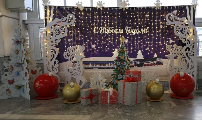 Праздничные фотозоны и ёлки установили на 14 железнодорожных вокзалах ПривЖД