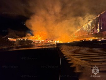 В Иркутской области страшно горят два цеха по производству диванов