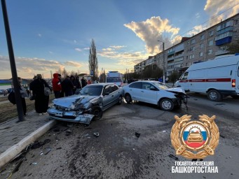 В городе Башкирии водительница спровоцировала ДТП с двумя автомобилями 