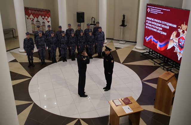 В Мордовии два десятка новобранцев Росгвардии торжественно приняли присягу В Мордовии два десятка новобранцев Росгвардии торжественно приняли присягу