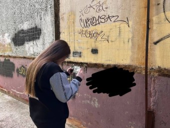 В Кирове закрашивают и срывают рекламу «запрещенки»