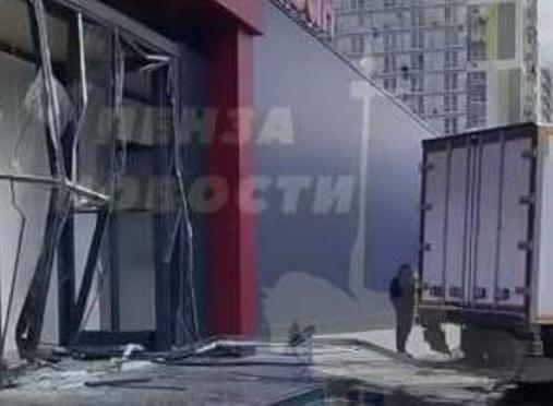 В Пензе огромная фура въехала в стеклянную стену торгового центра
