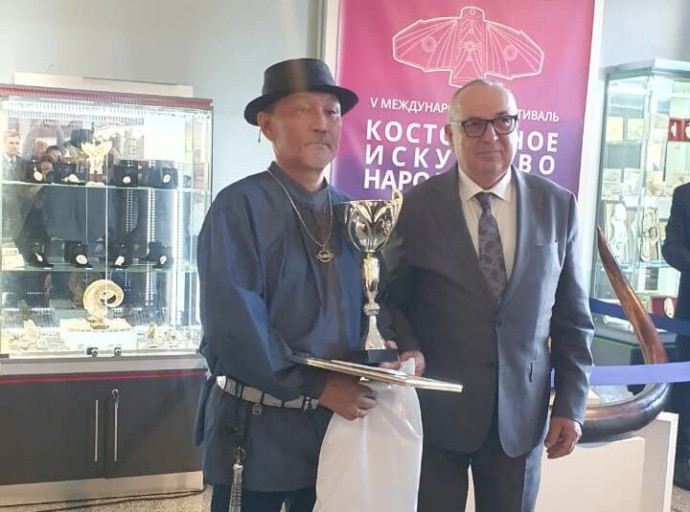 Якутский косторез победил на международном фестивале в Магадане
