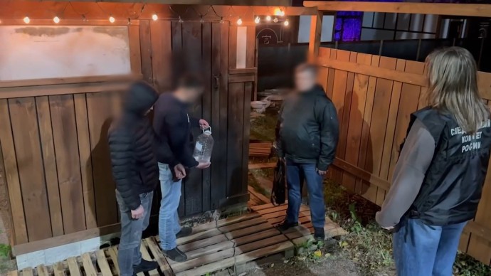Житель Мурино пытался сжечь сторожа в бытовке из-за шума стройки и разбитой дороги Житель Мурино пытался сжечь сторожа в бытовке из-за шума стройки и разбитой дороги