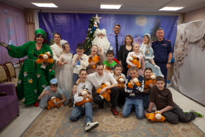 Офицеры Следственного комитета поздравили с наступающим Новым годом воспитанников центра «Сколковский»