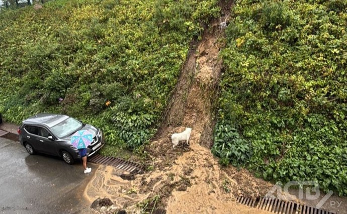 Грязевые потоки обрушились на придомовые дороги в Корсакове