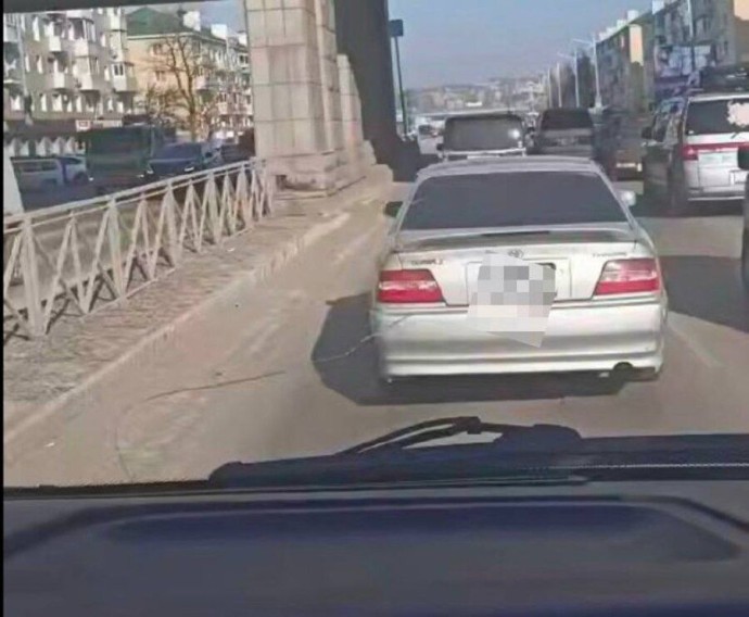 Очередной автохам проигнорировал сирены скорой помощи во Владивостоке