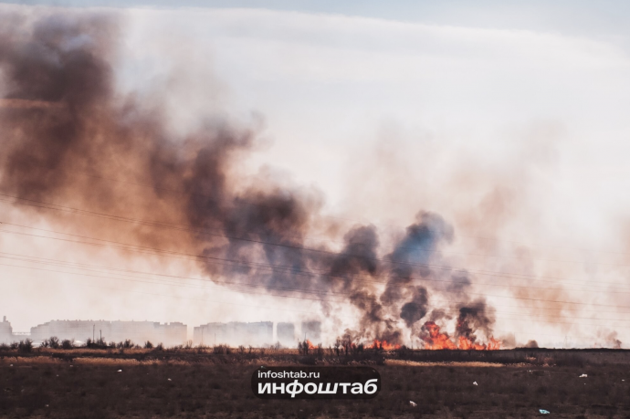 Город в дыму: жители Астрахани массово жалуются на запах гари