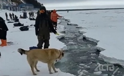Актуальные кадры со Свободного: лёд сломало, но рыбаки пытаются таскать зубаря из трещины