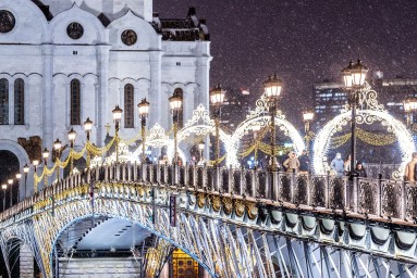 Мосты столицы украсили к Новому году и Рождеству