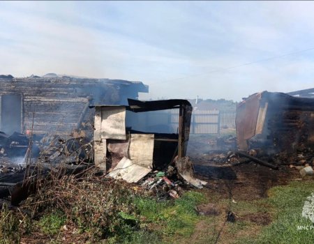 В городе Башкирии пожар повредил и уничтожил несколько домов
