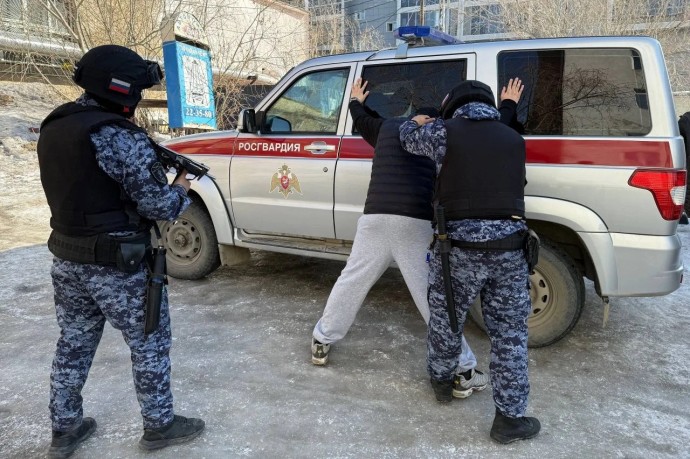 Двух мужчин в розыске задержали росгвардейцы в Якутске