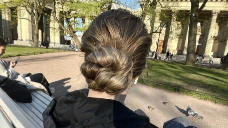Трихолог рассказал, почему нельзя распылять духи на волосы