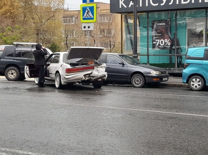 Заклинившая педаль стала причиной аварии-«страйка» в центре Владивостока Заклинившая педаль стала причиной аварии-«страйка» в центре Владивостока