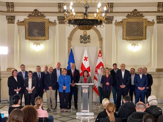 Парламент Грузии запретил «антиконституционных политиков» Парламент Грузии запретил «антиконституционных политиков»