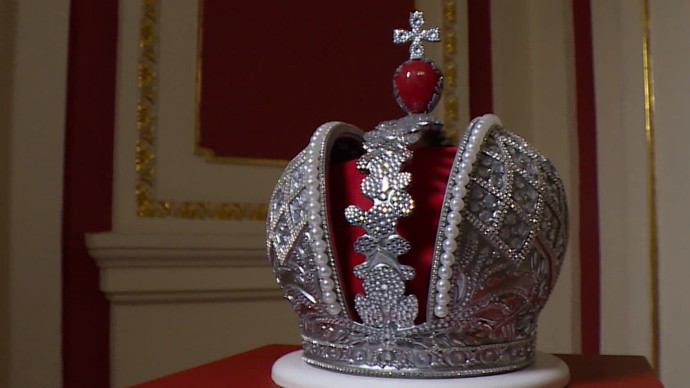 В Русском музее прокомментировали видео с примеркой императорской короны В Русском музее прокомментировали видео с примеркой императорской короны