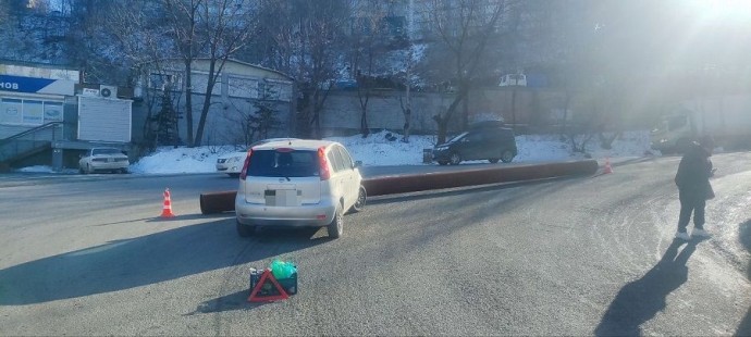 Очень владивостокское ДТП: металлическая труба упала на машину Очень владивостокское ДТП: металлическая труба упала на машину
