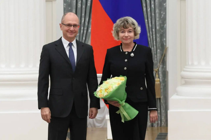 Врип главы Чебоксар Станислав Трофимов поздравил замруководителя управы Калининского района Ольгу Тимофееву с присуждением госнаграды в Кремле