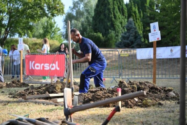 Россияне два часа копали могилу на чемпионате в Венгрии, но награду не получили