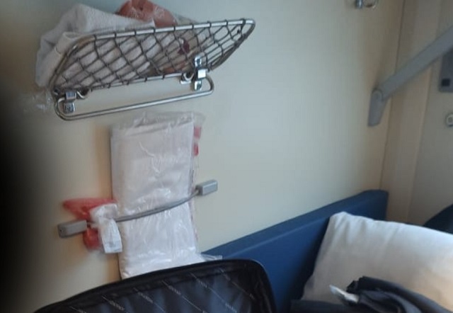 Ранее судимая девушка похитила телефон и золотое кольцо, оставленные на столике в вагоне поезда