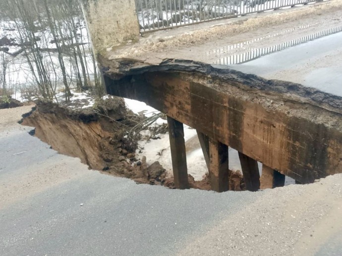 В Окуловском районе временно перекрыли движение по мосту через реку Перетна