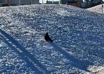 Рейды и оповещения: благовещенцев призывают отказаться от катания с холмов на набережной Рейды и оповещения: благовещенцев призывают отказаться от катания с холмов на набережной