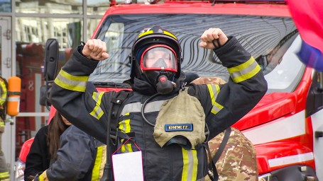 «Вертикальный вызов» брошен: как более 500 пожарных покоряли самое высокое здание Петербурга