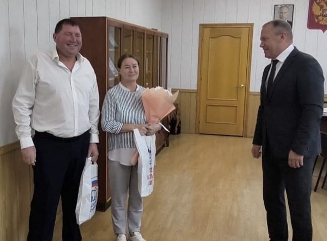Партийцы Зубово-Полянского местного отделения «Единой России» вручили памятные подарки семье участника СВО