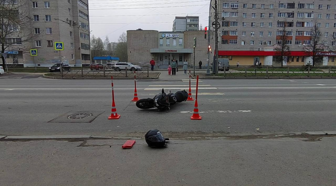 В Великом Новгороде мотоциклист опрокинулся во время торможения