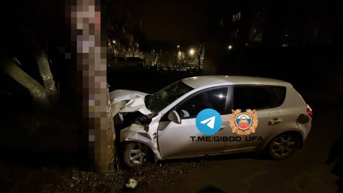 В Уфе автомобиль на скорости врезался в электроопору
