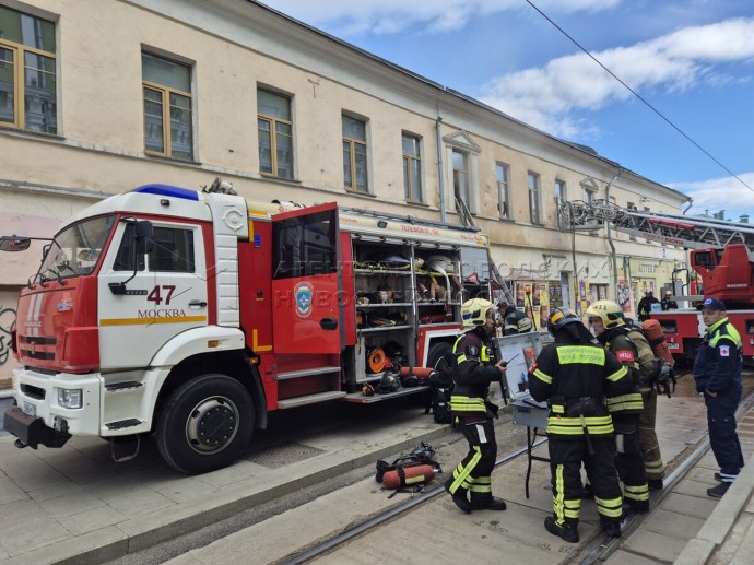 Пожар в историческом двухэтажном здании в центре Москвы локализован на площади 100 кв. м