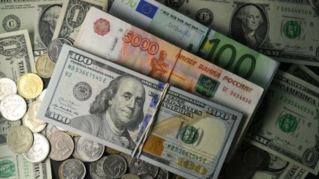Рубль ослаб к доллару и евро до минимума с апреля текущего года