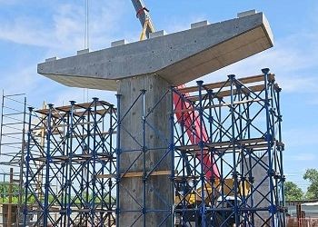 Первую опору установили на строящемся путепроводе через Транссиб в Белогорске