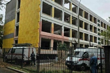 ТАСС: Два человека погибли после обрушения в школе на востоке Москвы
