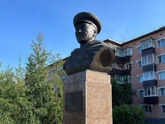 В столице Бурятии провели уборку вокруг бюста Борсоева