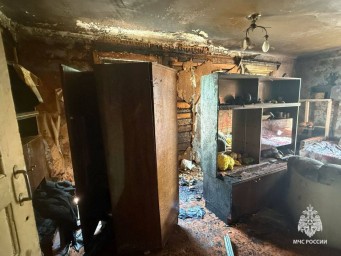В Боровичах пожарные спасли мужчину из закоптившейся квартиры