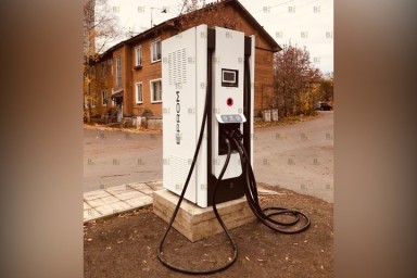 Ультрасовременные электрические станции подзарядки на фоне архаичных "деревяшек" появились в Петрозаводске