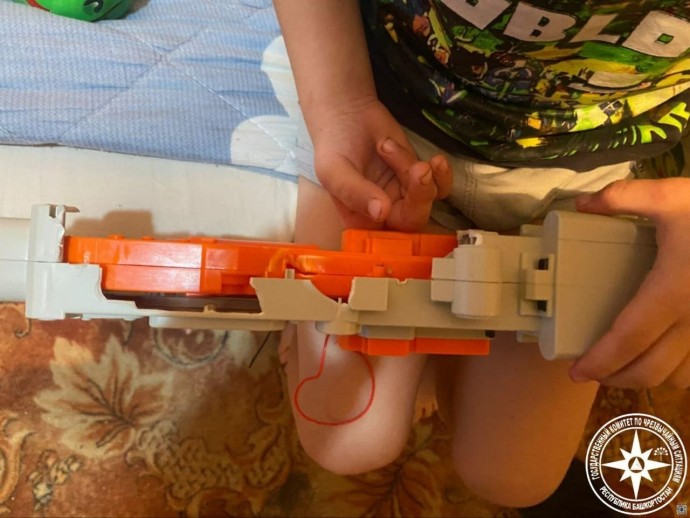 Спасатели в Башкирии помогли ребенку, «пострадавшему» от игрушки Спасатели в Башкирии помогли ребенку, «пострадавшему» от игрушки