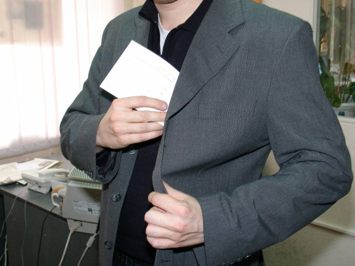 Пермского медика наказали за взятки от антипрививочников