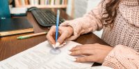 Астраханец похитил 600 000 рублей с карты знакомой, чтобы делать ставки на спорт