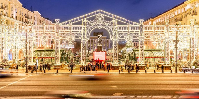 На Тверской площади завершается монтаж новогодней арки