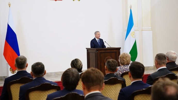 Радий Хабиров вручил государственные награды работникам промышленности Радий Хабиров вручил государственные награды работникам промышленности