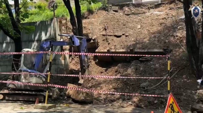 Семья из Владивостока осталась без жилья из-за обрушения подпорной стены