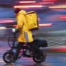 В Петербурге мигрантам запретили работать курьерами